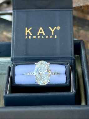 NEW 4.25 carats Oval Solitaire & Pave Diamond Engagement Ring 24k Platinum Gold
